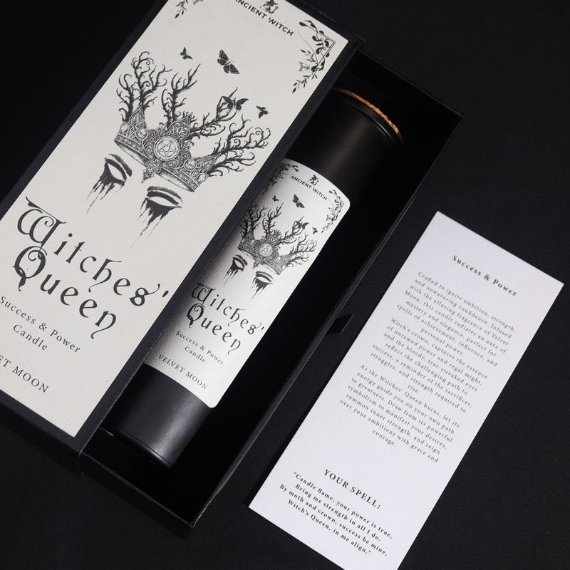 Carte de sort rituel de la Reine des Sorcières à côté de la bougie