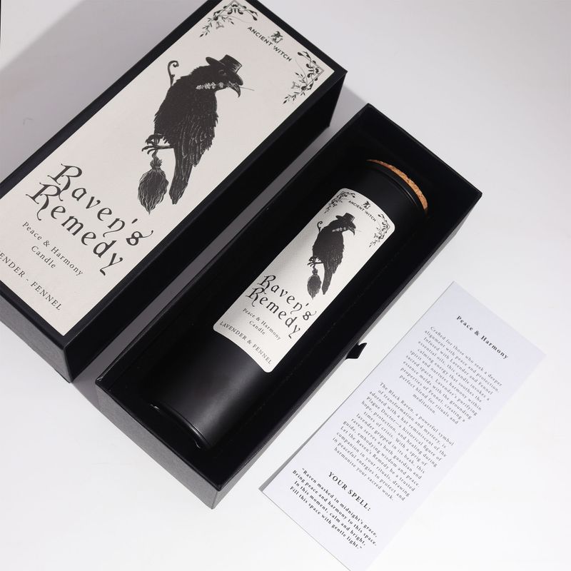 Raven's Remedy bougie noire avec bouchon en liège dans sa boîte-cadeau