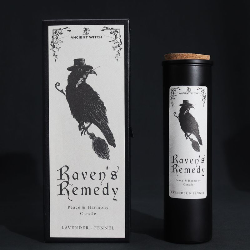 Bougie rituelle Raven's Remedy et boîte cadeau en forme de corbeau sur un fond noir