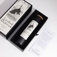 Bougie noire Locked Desires avec couvercle en liège dans sa boîte-cadeau