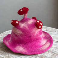 Chapeau Champignon en Feutre – Rose Fuchsia Électrique