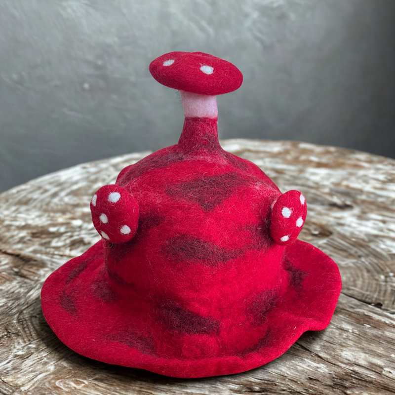 Chapeau Champignon en Feutre – Rouge Frissons Intenses