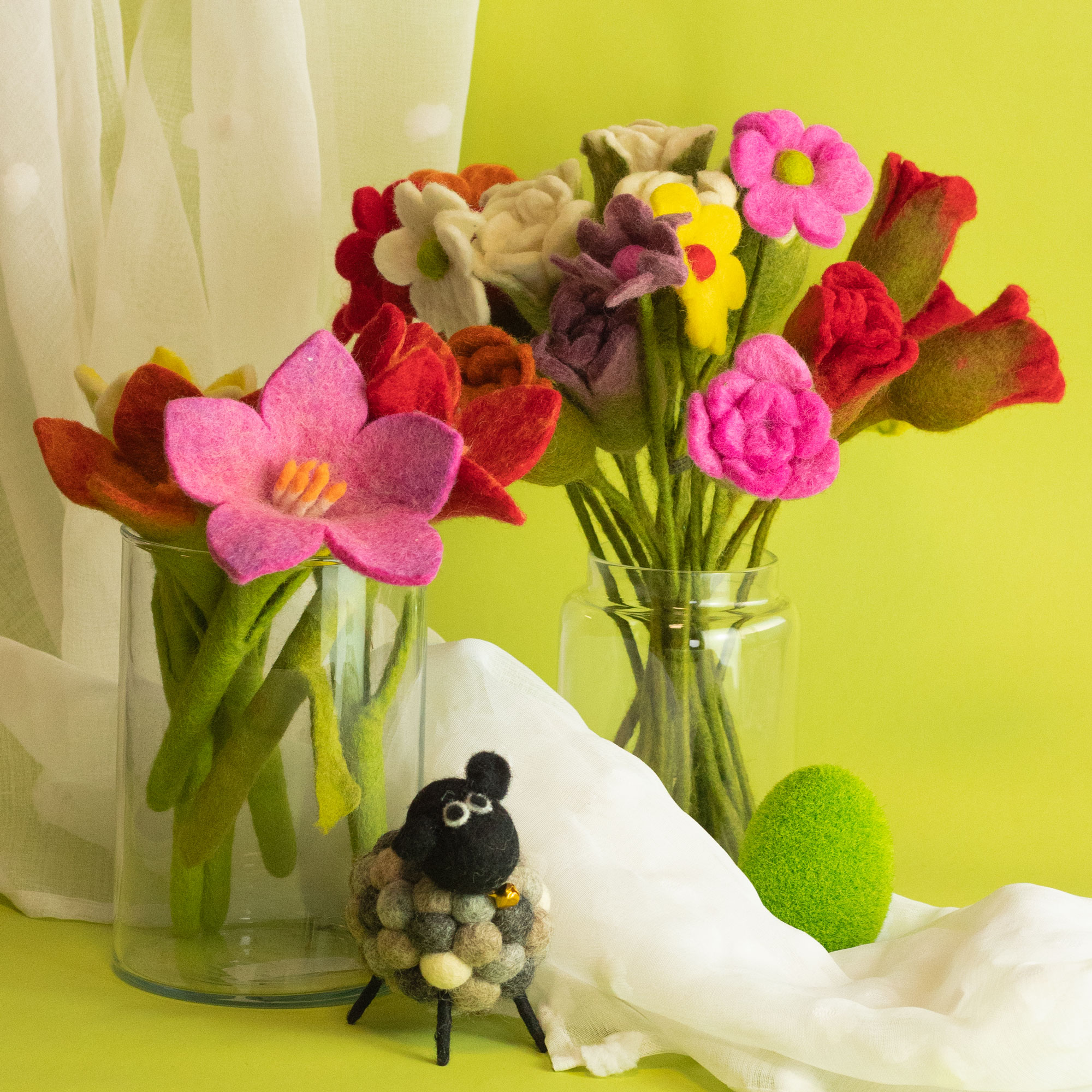 Fleurs en feutre décoratives