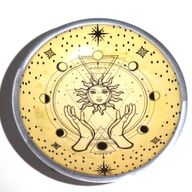 Assiette d'offrande émaillée à trois pieds – Mains & Soleil