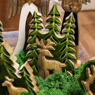 Cerf élégant et sapins, décoration en bois 3D – 25x15 cm