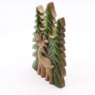 Cerf élégant et sapins, décoration en bois 3D – 25x15 cm