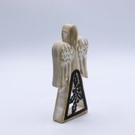 Ange bois de manguier – Finition blanchie & décor en fer ajouré – 18 cm