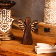 Petit Ange en bois de manguier – Décor doré – 12 cm