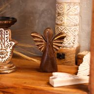 Ange moyen en bois de manguier – Décor doré – 16 cm