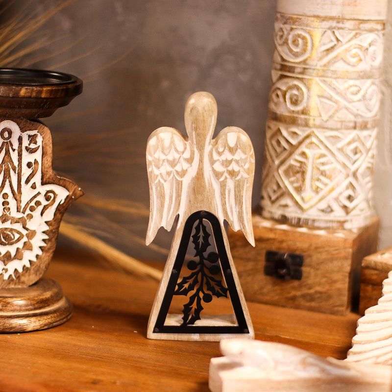 Ange bois de manguier – Finition blanchie & décor en fer ajouré – 18 cm