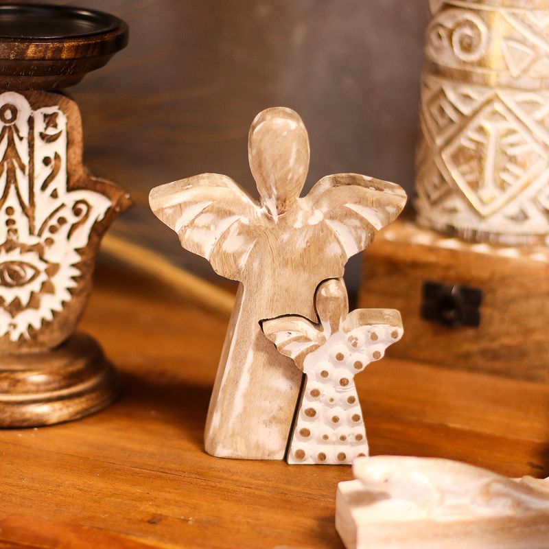 Ange en bois de manguier avec ange imbriqué – Finition blanchie – 15 cm