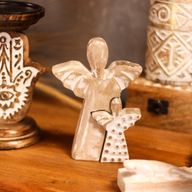 Ange en bois de manguier avec ange imbriqué – Finition blanchie – 15 cm