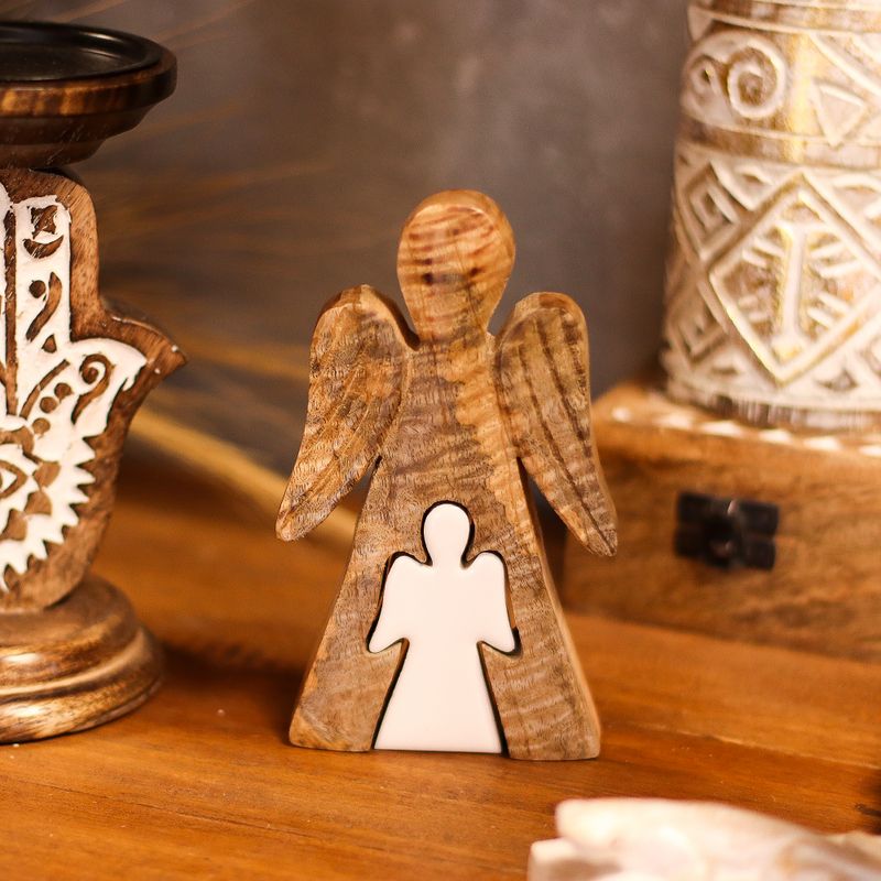 Ange en bois de manguier avec ange imbriqué – Émail blanc – 15 cm