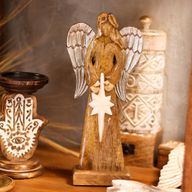 Grand Ange de la Paix en bois de manguier – Ailes en métal & détails émaillés – 30 cm