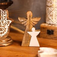 Ange en bois de manguier avec ange imbriqué – Émail blanc – 15 cm