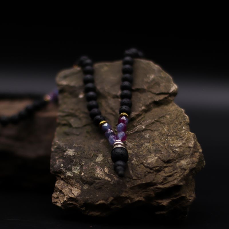 Collier Essence du Volcan – Embrasser le Côté Sombre