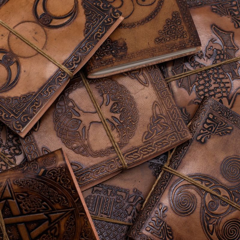 Carnets ésotériques cuir assortis (15x11,5 cm) – Présentoir
