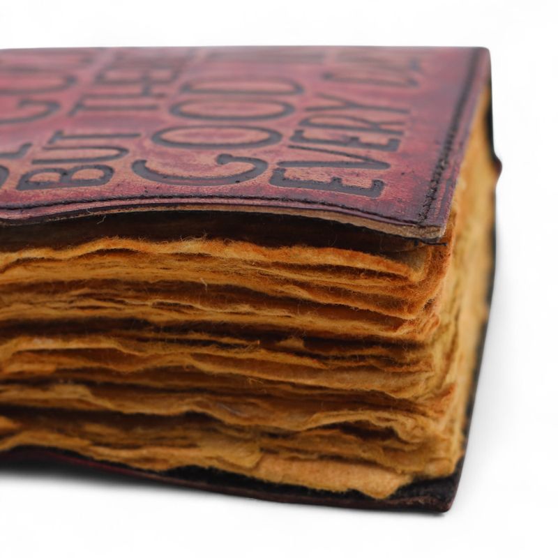 Carnet cuir épais bords frangés (12,5x9 cm) – Chaque jour n’est pas divin