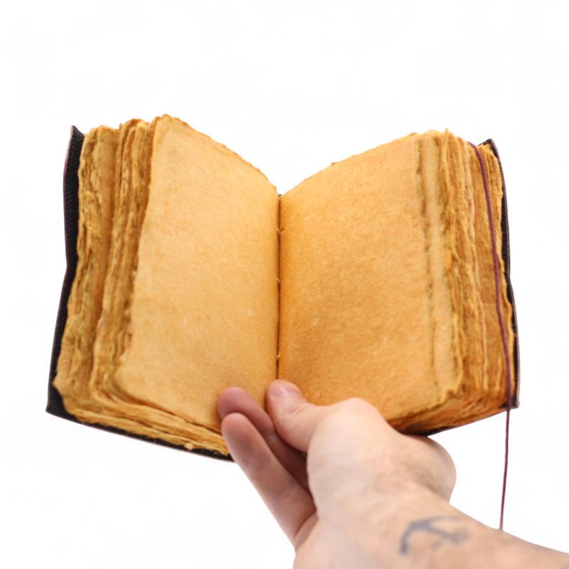 Carnet cuir épais bords frangés (12,5x9 cm) – Chaque jour n’est pas divin