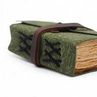 Carnet cuir épais bords frangés (12,5x9 cm) – Motif labyrinthe vert
