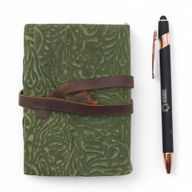 Carnet cuir épais bords frangés (12,5x9 cm) – Motif labyrinthe vert