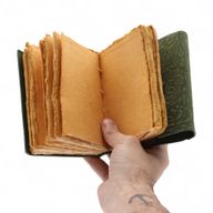 Carnet cuir épais bords frangés (12,5x9 cm) – Motif labyrinthe vert