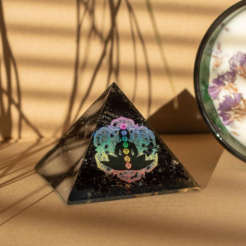 Petite pyramide orgonite 5,5x4,5 cm – Chakra Bouddha – Tourmaline noire