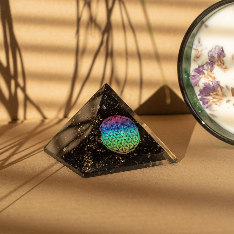 Petite pyramide orgonite 5,5x4,5 cm – Fleur de vie – Tourmaline noire