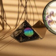 Petite pyramide orgonite 5,5x4,5 cm – Fleur de vie – Tourmaline noire