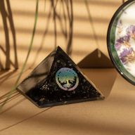 Petite pyramide orgonite 5,5x4,5 cm – Arbre de vie – Tourmaline noire