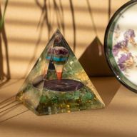 Pyramide orgonite moyenne 7x6 cm – Pendule – Aventurine verte