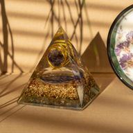 Pyramide orgonite moyenne 7x6 cm – Améthyste enroulée – Cuivre