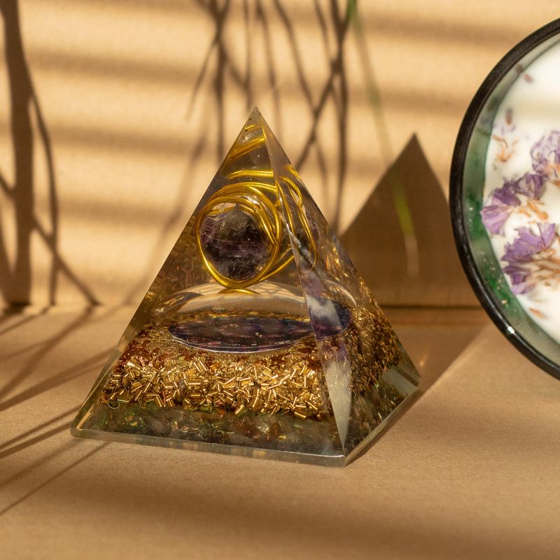 Pyramide orgonite moyenne 7x6 cm – Améthyste enroulée – Cuivre