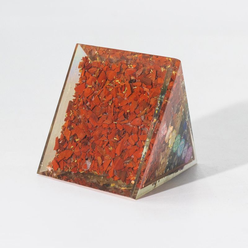 Pyramide orgonite moyenne 7x6 cm – Barres de cuivre – 7 chakras