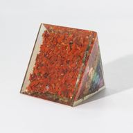 Pyramide orgonite moyenne 7x6 cm – Barres de cuivre – 7 chakras