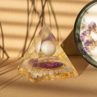 Pyramide orgonite moyenne 7x6 cm – Sphère de quartz – Quartz