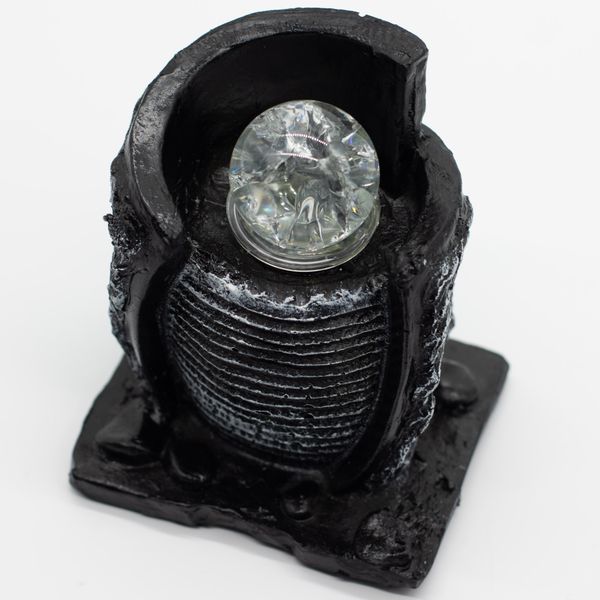 Fontaine d’eau – 15 × 13 × 20 cm – Pot à eau et boule de cristal