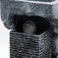 Grande fontaine – 24 × 22 × 48 cm – Boule cristal changeante dans la roche