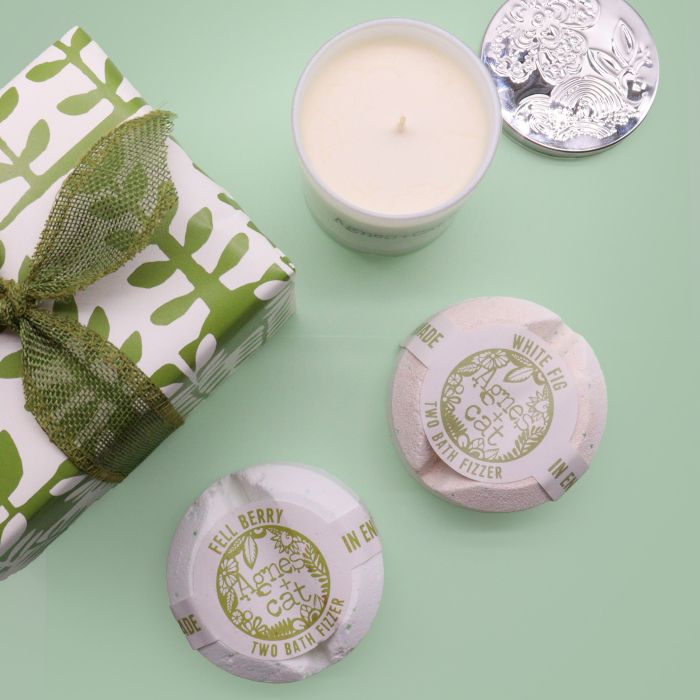 Coffret Cadeau - Rhubarbe (Bougie) + Figue Blanche & Baie Sauvage (Bombes de bain))