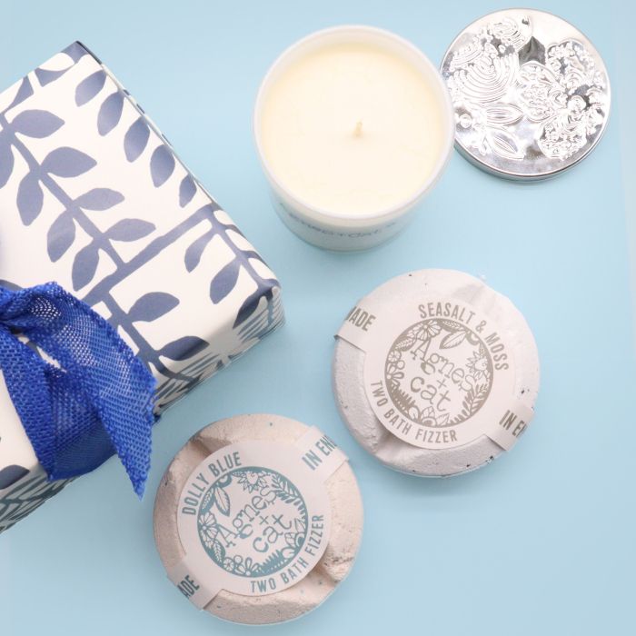 Coffret Cadeau - Violette de Parme (Bougie) + Sel Marin & Poupée Bleue (Bombe de Bain )