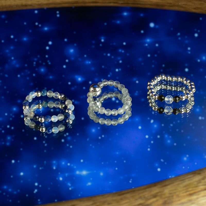 Ensemble de bagues Esprit de Nymphe – Aurore boréale – Lapis-lazuli, labradorite, opalite, fluorite et obsidienne noire Ancient Wisdom Giftware Supplier