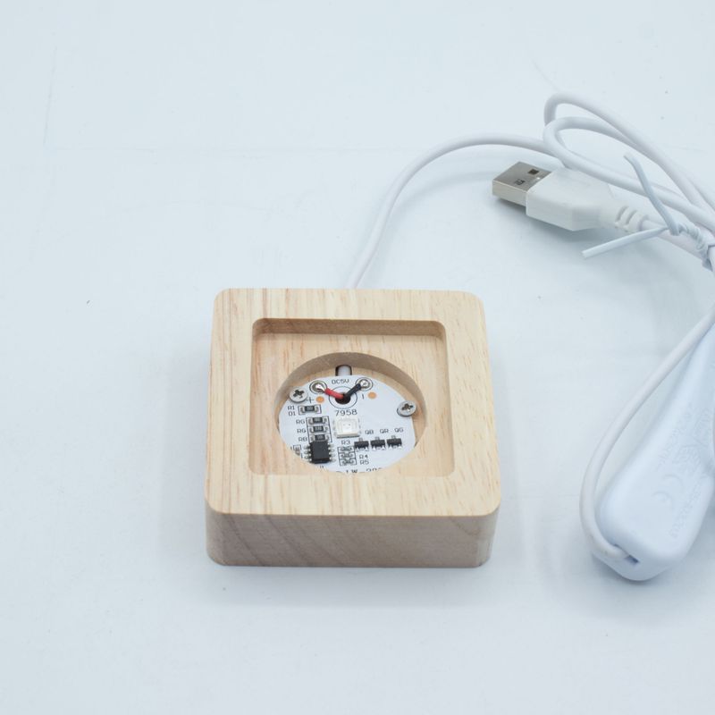 Socle LED USB Carré en Bois 6 cm – Multicolore