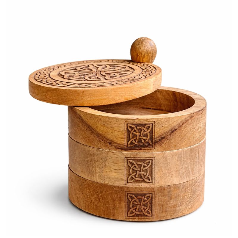 Boîte tournante à trois étages gravée dans le style celte