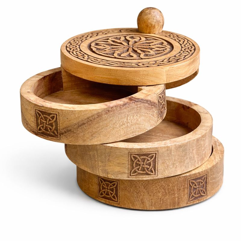 Boîte tournante à trois étages gravée dans le style celte