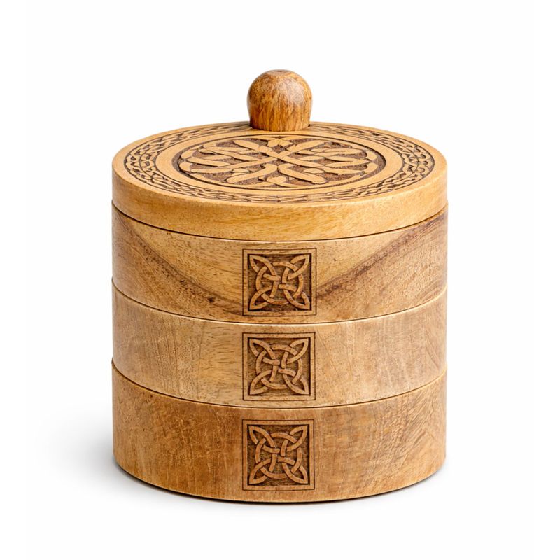 Boîte tournante à trois étages gravée dans le style celte