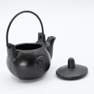 Petit chaudron rituel en fonte en forme de pentagone, 8 × 8 × 10 cm