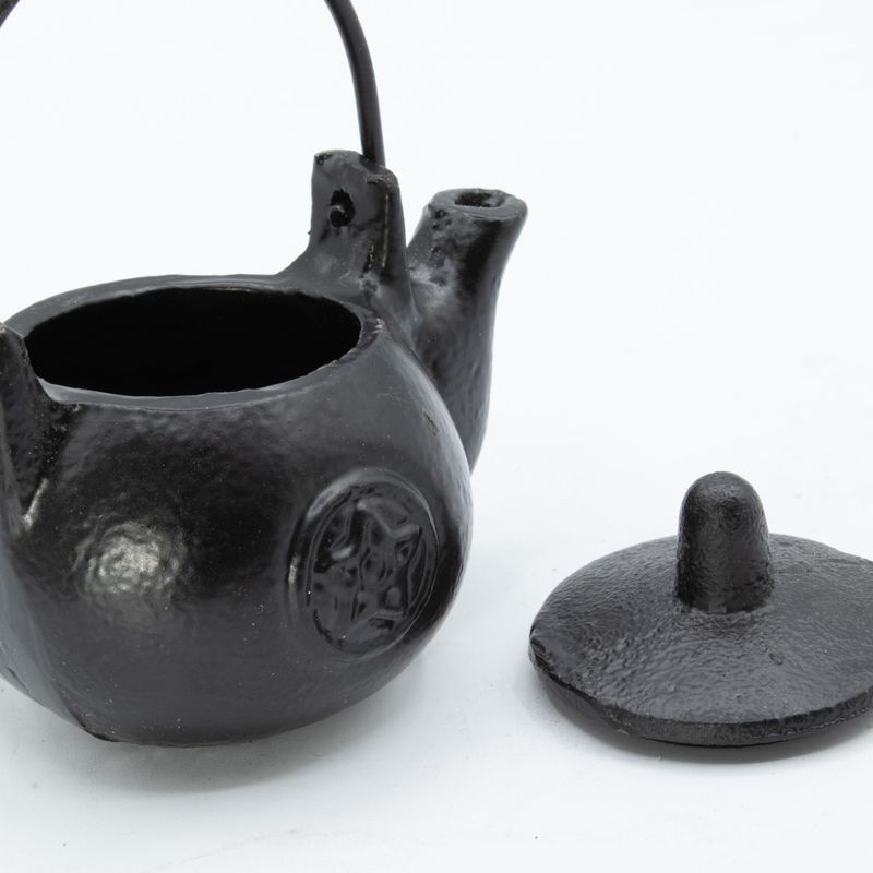 Petit chaudron rituel en fonte en forme de pentagone, 8 × 8 × 10 cm