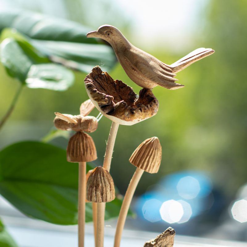 Sculpture en bois artisanale faite à la main - Oiseau et Abeille sur des champignons