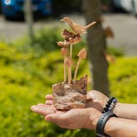 Sculpture en bois artisanale faite à la main - Oiseau et Abeille sur des champignons