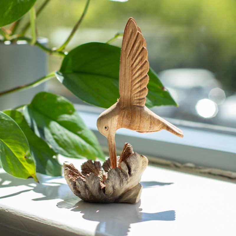 Sculpture Artisanale en Bois Parasite – Colibri Butinant